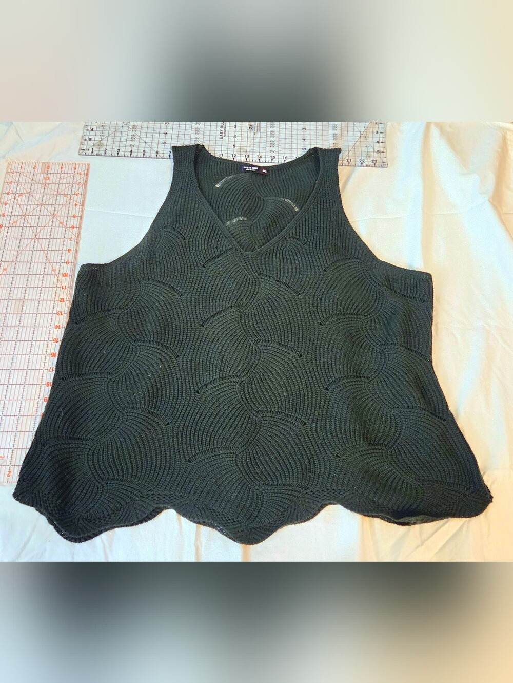 Dark Green Sleeveless Knit Tank Top with Scalloped Hem